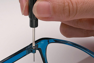 How to Tighten Glasses: A Complete Guide